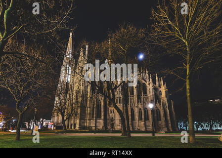 Wien, Österreich - 25. Dezember 2017. Neo-gotischen Twin Tower Votivkirche bei Nacht beleuchtet mit keine Menschen. Fassade der gotischen Votivkirche, Sigmund Stockfoto