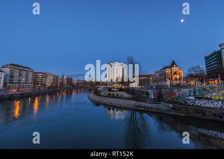 Wien, Österreich, 29. Dezember 2017. Am Abend Blick auf Wien River fließt durch die Stadt Wien mit Lichtern und Gebäude im Wasser spiegelt. Wiener Stockfoto