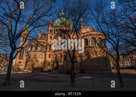 Wien, Österreich - 25. Dezember 2017. St. Antonius Kirche im Byzantinischen oder Architektur im neuromanischen Stil erbaut. Katholische Kirche mit Bri Stockfoto