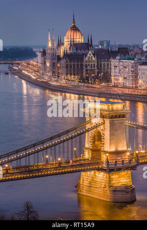 Blick von der Burg Hügel mit der Széchenyi Kettenbrücke, das ungarische Parlament und die Donau bei Nacht beleuchtet. Budapest, Ungarn. Stockfoto