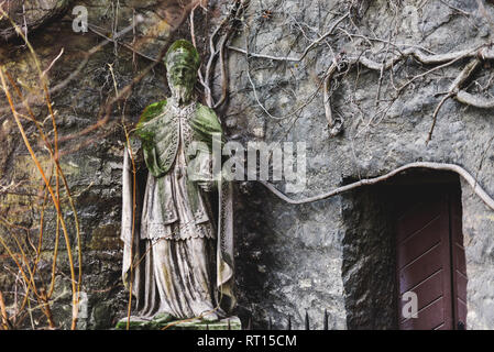 Wien, Österreich - 30. Dezember 2017. Statue des Hl. Rupert außerhalb St. Ruprecht - älteste Kirche in Wien. Mittelalterliche heilige Skulptur in 8 t gebaut Stockfoto