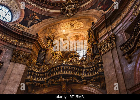 Wien, Österreich - 31. Dezember 2017. Orgel von St. Peter's Kirche, oder Peterskirche - Barocke römisch-katholischen Kirche. Stockfoto