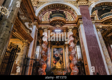 Wien, Österreich - 31. Dezember 2017. Innenraum der Jesuitenkirche oder Universität Kirche mit Ersatz Marmorsäulen, Vergoldung, Fresken, Schnitzereien und p Stockfoto