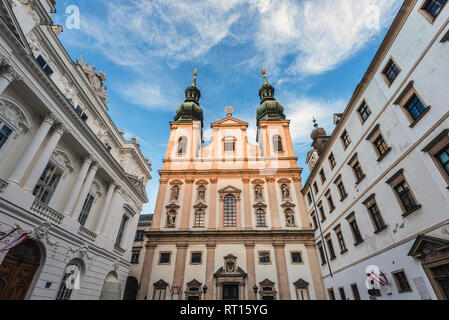 Wien, Österreich - 31. Dezember 2017. Blick auf die Jesuitenkirche Doppelzimmer Tower. Wiener Universität Kirche Fassade im goldenen Abendlicht. Stockfoto