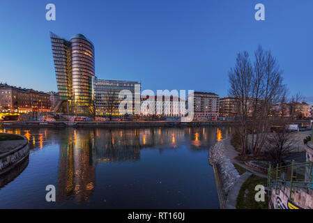 Wien, Österreich, 29. Dezember 2017. Am Abend Blick auf Wien River fließt durch die Stadt Wien mit Leuchten und moderne Architektur Gebäude spiegeln Stockfoto