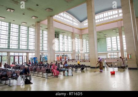 Peking, Tansania. 14 Feb, 2019. Passagiere warten Züge bei Dar Es Salaam von Tansania-sambia-Eisenbahn in Dar Es Salaam, Hauptstadt von Tansania, 14.02.2019. Credit: Lyu Shuai/Xinhua/Alamy leben Nachrichten Stockfoto