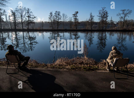 27. Februar 2019, Nordrhein-Westfalen, Dortmund: Zwei Angler sitzen in der Morgensonne an der Ruhr. Foto: Bernd Thissen/dpa Stockfoto