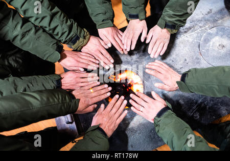 (190227) - LHASA, Februar 27, 2019 (Xinhua) - Wildlife Management und Conservation Station Mitarbeiter warm Ihre Hände durch das Feuer in Shuanghu County, im Südwesten Chinas Tibet autonomen Region, Feb 1, 2019. Shuanghu County, 5.000 Meter über dem Meeresspiegel im Südwesten Chinas Autonomen Region Tibet befindet, leidet unter starken Winden 200 Tage im Jahr. Mit ganzjährig eine Temperatur von durchschnittlich minus fünf Grad Celsius, Shuanghu ist die Heimat von Dritten größten Gletscher der Welt, der Purog Kangri. Gelegentlich wird die Temperatur fällt auf minus 40 Grad Celsius. Die Grafschaft, über 120.000 Quadratmeter Stockfoto