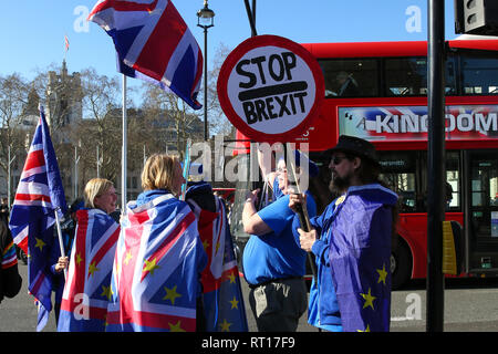 London, UK, UK. 26 Feb, 2019. Anti-Brexit Demonstrator gesehen halten ein Schild sagt Stop brexit während des Protestes außerhalb der Häuser des Parlaments als der britische Premierminister Theresa können ihre Pläne auf das Vereinigte Königreich verlassen der Europäischen Union skizziert. Credit: Dinendra Haria/SOPA Images/ZUMA Draht/Alamy leben Nachrichten Stockfoto