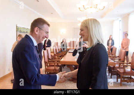 Riga, Lettland. 27 Feb, 2019. Edgars Rinkevics, Minister für auswärtige Angelegenheiten Lettlands Treffen mit Helen McEntee Minister für Europäische Angelegenheiten, Fine Gael, Irland. Credit: gints Ivuskans/Alamy leben Nachrichten Stockfoto