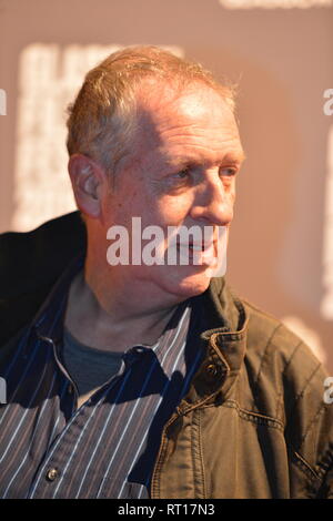 Glasgow, UK. 26 Feb, 2019. Renommierte Künstler, Peter Howson, auf dem roten Teppich bei der Premiere des Films, Prophezeiung gesehen, an der Glasgow Film Theatre. Credit: Colin Fisher/Alamy leben Nachrichten Stockfoto
