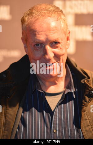 Glasgow, UK. 26 Feb, 2019. Renommierte Künstler, Peter Howson, auf dem roten Teppich bei der Premiere des Films, Prophezeiung gesehen, an der Glasgow Film Theatre. Credit: Colin Fisher/Alamy leben Nachrichten Stockfoto