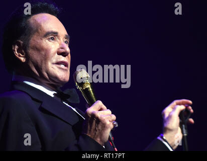 Die Dörfer, Florida, USA. 26. Februar 2019. Sänger und Entertainer Wayne Newton, als 'Mr bekannt. Las Vegas', seine neue Bühnenshow führt", Wayne Newton: Enge und Persönliche' am 26. Februar 2019 an die Regierung Scharon Performing Arts Center in den Dörfern, Florida. Im Januar 2019, Newton, 76, feierte seinen 60. in Las Vegas, Nevada mit einem Engagement im Caesars Palace. (Paul Hennessy/Alamy) Credit: Paul Hennessy/Alamy leben Nachrichten Stockfoto