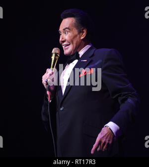 Die Dörfer, Florida, USA. 26. Februar 2019. Sänger und Entertainer Wayne Newton, als 'Mr bekannt. Las Vegas', seine neue Bühnenshow führt", Wayne Newton: Enge und Persönliche' am 26. Februar 2019 an die Regierung Scharon Performing Arts Center in den Dörfern, Florida. Im Januar 2019, Newton, 76, feierte seinen 60. in Las Vegas, Nevada mit einem Engagement im Caesars Palace. (Paul Hennessy/Alamy) Credit: Paul Hennessy/Alamy leben Nachrichten Stockfoto