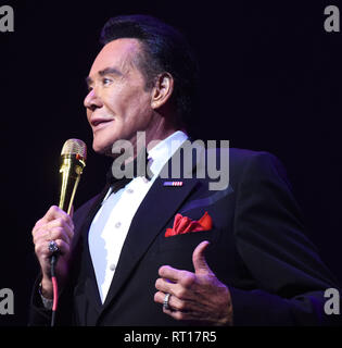 Die Dörfer, Florida, USA. 26. Februar 2019. Sänger und Entertainer Wayne Newton, als 'Mr bekannt. Las Vegas', seine neue Bühnenshow führt", Wayne Newton: Enge und Persönliche' am 26. Februar 2019 an die Regierung Scharon Performing Arts Center in den Dörfern, Florida. Im Januar 2019, Newton, 76, feierte seinen 60. in Las Vegas, Nevada mit einem Engagement im Caesars Palace. (Paul Hennessy/Alamy) Credit: Paul Hennessy/Alamy leben Nachrichten Stockfoto