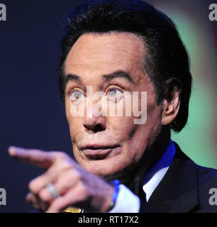 Die Dörfer, Florida, USA. 26. Februar 2019. Sänger und Entertainer Wayne Newton, als 'Mr bekannt. Las Vegas', seine neue Bühnenshow führt", Wayne Newton: Enge und Persönliche' am 26. Februar 2019 an die Regierung Scharon Performing Arts Center in den Dörfern, Florida. Im Januar 2019, Newton, 76, feierte seinen 60. in Las Vegas, Nevada mit einem Engagement im Caesars Palace. (Paul Hennessy/Alamy) Credit: Paul Hennessy/Alamy leben Nachrichten Stockfoto