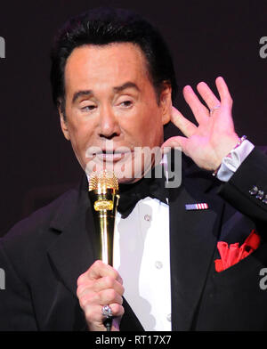 Die Dörfer, Florida, USA. 26. Februar 2019. Sänger und Entertainer Wayne Newton, als 'Mr bekannt. Las Vegas', seine neue Bühnenshow führt", Wayne Newton: Enge und Persönliche' am 26. Februar 2019 an die Regierung Scharon Performing Arts Center in den Dörfern, Florida. Im Januar 2019, Newton, 76, feierte seinen 60. in Las Vegas, Nevada mit einem Engagement im Caesars Palace. (Paul Hennessy/Alamy) Credit: Paul Hennessy/Alamy leben Nachrichten Stockfoto