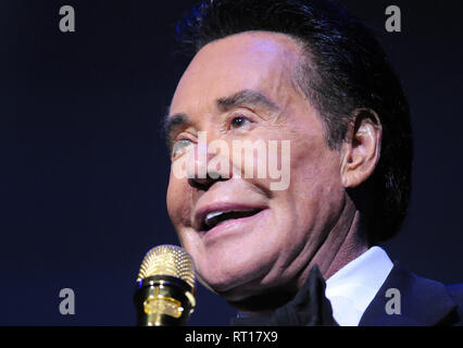 Die Dörfer, Florida, USA. 26. Februar 2019. Sänger und Entertainer Wayne Newton, als 'Mr bekannt. Las Vegas', seine neue Bühnenshow führt", Wayne Newton: Enge und Persönliche' am 26. Februar 2019 an die Regierung Scharon Performing Arts Center in den Dörfern, Florida. Im Januar 2019, Newton, 76, feierte seinen 60. in Las Vegas, Nevada mit einem Engagement im Caesars Palace. (Paul Hennessy/Alamy) Credit: Paul Hennessy/Alamy leben Nachrichten Stockfoto