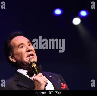 Die Dörfer, Florida, USA. 26. Februar 2019. Sänger und Entertainer Wayne Newton, als 'Mr bekannt. Las Vegas', seine neue Bühnenshow führt", Wayne Newton: Enge und Persönliche' am 26. Februar 2019 an die Regierung Scharon Performing Arts Center in den Dörfern, Florida. Im Januar 2019, Newton, 76, feierte seinen 60. in Las Vegas, Nevada mit einem Engagement im Caesars Palace. (Paul Hennessy/Alamy) Credit: Paul Hennessy/Alamy leben Nachrichten Stockfoto