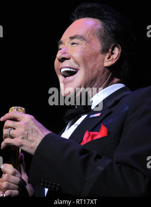 Die Dörfer, Florida, USA. 26. Februar 2019. Sänger und Entertainer Wayne Newton, als 'Mr bekannt. Las Vegas', seine neue Bühnenshow führt", Wayne Newton: Enge und Persönliche' am 26. Februar 2019 an die Regierung Scharon Performing Arts Center in den Dörfern, Florida. Im Januar 2019, Newton, 76, feierte seinen 60. in Las Vegas, Nevada mit einem Engagement im Caesars Palace. (Paul Hennessy/Alamy) Credit: Paul Hennessy/Alamy leben Nachrichten Stockfoto