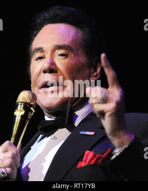 Die Dörfer, Florida, USA. 26. Februar 2019. Sänger und Entertainer Wayne Newton, als 'Mr bekannt. Las Vegas', seine neue Bühnenshow führt", Wayne Newton: Enge und Persönliche' am 26. Februar 2019 an die Regierung Scharon Performing Arts Center in den Dörfern, Florida. Im Januar 2019, Newton, 76, feierte seinen 60. in Las Vegas, Nevada mit einem Engagement im Caesars Palace. (Paul Hennessy/Alamy) Credit: Paul Hennessy/Alamy leben Nachrichten Stockfoto