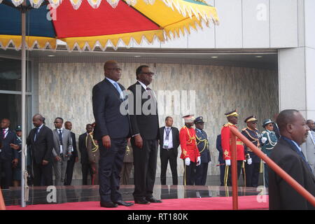 (190227) - Windhoek, Februar 27, 2019 (Xinhua) - namibischen Präsidenten Hage Geingob (R), begrüßt der Präsident der Demokratischen Republik Kongo (DRC) Felix Tshisekedi Tshilombo (L) in Windhoek, Namibia, am 13.02.26., 2019. (Xinhua / Douglas Kiefer) Stockfoto