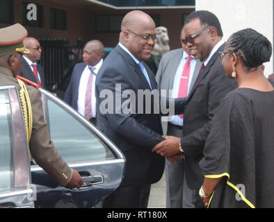 (190227) - Windhoek, Februar 27, 2019 (Xinhua) - namibischen Präsidenten Hage Geingob (2. R), begrüßt der Präsident der Demokratischen Republik Kongo (DRC) Felix Tshisekedi Tshilombo in Windhoek, Namibia, am 13.02.26., 2019. (Xinhua / Douglas Kiefer) Stockfoto