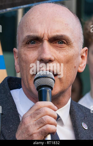 DATEI: 27. Februar 2019. Chris Williamson, Abgeordneter, meint Labour, dass er sich wegen Antisemitismus „zu entschuldigen“ sei. Foto aufgenommen: London, Großbritannien. Februar 2019. Chris Williamson, Abgeordneter der Labour Party für Derby North, spricht sich hauptsächlich an migrantische Streik-Outsourcing-Arbeitnehmer aus, die den Gewerkschaften IWGB, UVW und PCS angehören, die an der University of London (IWGB) arbeiten, das Justizministerium (UVW) und das Ministerium für Energie- und Industriestrategie (PCS) nehmen an einer Demonstration „Clean Up Outsourcing“ Teil, um ein Ende des Outsourcing zu fordern. Quelle: Mark Kerrison/Alamy Live News Stockfoto