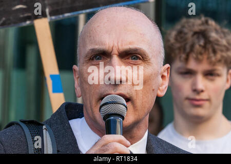 DATEI: 27. Februar 2019. Chris Williamson, Abgeordneter, meint Labour, dass er sich wegen Antisemitismus „zu entschuldigen“ sei. Foto aufgenommen: London, Großbritannien. Februar 2019. Chris Williamson, Abgeordneter der Labour Party für Derby North, spricht sich hauptsächlich an migrantische Streik-Outsourcing-Arbeitnehmer aus, die den Gewerkschaften IWGB, UVW und PCS angehören, die an der University of London (IWGB) arbeiten, das Justizministerium (UVW) und das Ministerium für Energie- und Industriestrategie (PCS) nehmen an einer Demonstration „Clean Up Outsourcing“ Teil, um ein Ende des Outsourcing zu fordern. Quelle: Mark Kerrison/Alamy Live News Stockfoto