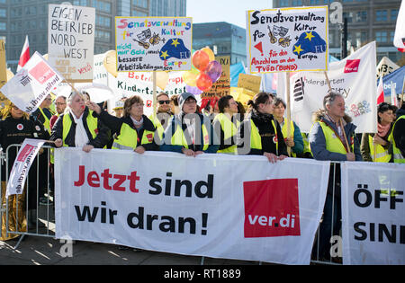 27. Februar 2019, Berlin: streikende Lehrer und Erzieher an der gemeinsame Kundgebung der Gewerkschaften des öffentlichen Dienstes am Alexanderplatz demonstrieren. Lehrer und Erzieher sowie andere Mitarbeiter der sozialen und pädagogischen Dienstleistung, Schulen, Kindergärten, Universitäten und die Jugendämter des Landes Berlin teil an der zweitägigen Warnstreik. Foto: Bernd von Jutrczenka/dpa Stockfoto