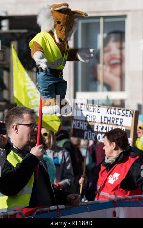 27. Februar 2019, Berlin: streikende Lehrer und Erzieher an der gemeinsame Kundgebung der Gewerkschaften des öffentlichen Dienstes am Alexanderplatz demonstrieren. Lehrer und Erzieher sowie andere Mitarbeiter der sozialen und pädagogischen Dienstleistung, Schulen, Kindergärten, Universitäten und die Jugendämter des Landes Berlin teil an der zweitägigen Warnstreik. Foto: Bernd von Jutrczenka/dpa Stockfoto