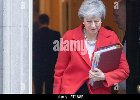 London, Großbritannien. 27. Feb 2019. Theresa May MP PC, Premierminister Blätter 10 Downing Street, London Quelle: Ian Davidson/Alamy leben Nachrichten Stockfoto