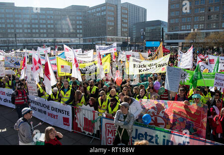 27. Februar 2019, Berlin: streikende Lehrer und Erzieher an der gemeinsame Kundgebung der Gewerkschaften des öffentlichen Dienstes am Alexanderplatz demonstrieren. Lehrer und Erzieher sowie andere Mitarbeiter der sozialen und pädagogischen Dienstleistung, Schulen, Kindergärten, Universitäten und die Jugendämter des Landes Berlin teil an der zweitägigen Warnstreik. Foto: Bernd von Jutrczenka/dpa Stockfoto