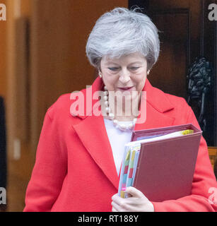 London, Großbritannien. 27. Feb 2019. Theresa May MP PC, Premierminister Blätter 10 Downing Street, London Quelle: Ian Davidson/Alamy leben Nachrichten Stockfoto