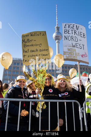 27. Februar 2019, Berlin: streikende Lehrer und Erzieher an der gemeinsame Kundgebung der Gewerkschaften des öffentlichen Dienstes am Alexanderplatz demonstrieren. Lehrer und Erzieher sowie andere Mitarbeiter der sozialen und pädagogischen Dienstleistung, Schulen, Kindergärten, Universitäten und die Jugendämter des Landes Berlin teil an der zweitägigen Warnstreik. Foto: Bernd von Jutrczenka/dpa Stockfoto