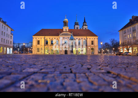 Magdeburg, Deutschland. 22 Feb, 2019. Das Alte Rathaus am Alten Marktplatz mit der vergoldeten Replik der Magdeburger Reiter am Abend in der blauen Stunde. Im Hintergrund die Türme der Johanniskirche. Credit: Peter Gercke/dpa-Zentralbild/ZB/dpa/Alamy leben Nachrichten Stockfoto