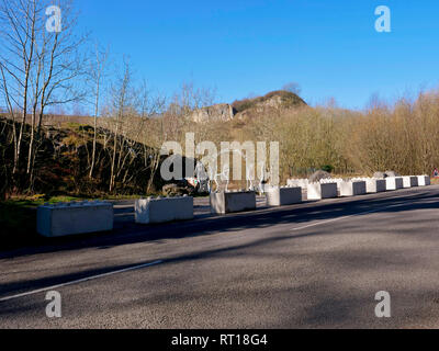 Wirksworth, Derbyshire Dales, UK. 27. Feb 2019. Konkrete Bausteine auf dem Parkplatz platziert Wirksworth Beauty Spot in Besitz von wirksworth Stadt Rates (Arbeit) nach Derbyshire Dales District Council (konservativ) auf einem Standortwechsel BRT Reisenden Camp zu umstrittenen Land neben Stoney Holz, Wirksworth, Derbyshire Dales gestimmt zu schützen. Wirksworth Stadtrat Suchen Rechtliche Hinweise die Bäume zu Testen & schützen, seltene Orchideen und andere Wildtiere in und um diesen Anblick von besonderem wissenschaftlichen Interesse. Quelle: Doug Blane/Alamy leben Nachrichten Stockfoto