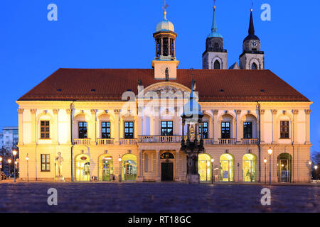 Magdeburg, Deutschland. 22 Feb, 2019. Das Alte Rathaus am Alten Marktplatz mit der vergoldeten Replik der Magdeburger Reiter am Abend in der blauen Stunde. Im Hintergrund die Türme der Johanniskirche. Credit: Peter Gercke/dpa-Zentralbild/ZB/dpa/Alamy leben Nachrichten Stockfoto