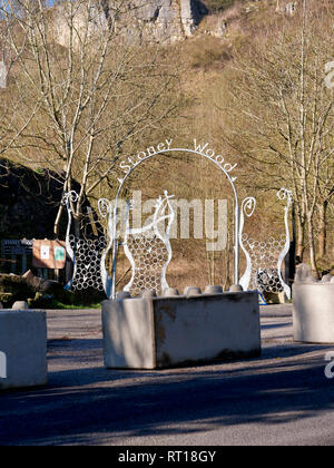 Wirksworth, Derbyshire Dales, UK. 27. Feb 2019. Konkrete Bausteine auf dem Parkplatz platziert Wirksworth Beauty Spot in Besitz von wirksworth Stadt Rates (Arbeit) nach Derbyshire Dales District Council (konservativ) auf einem Standortwechsel BRT Reisenden Camp zu umstrittenen Land neben Stoney Holz, Wirksworth, Derbyshire Dales gestimmt zu schützen. Wirksworth Stadtrat Suchen Rechtliche Hinweise die Bäume zu Testen & schützen, seltene Orchideen und andere Wildtiere in und um diesen Anblick von besonderem wissenschaftlichen Interesse. Quelle: Doug Blane/Alamy leben Nachrichten Stockfoto