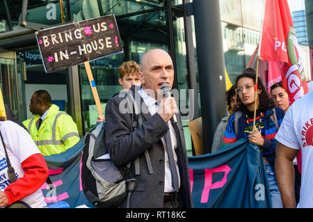 London, Großbritannien. 26. Februar 2019. Chris Williamson, MP für Derby North bringt Unterstützung von der Labour Party für ausgelagerte Arbeitnehmer, die vor allem Migranten, die an einem Tag der Aktion und koordinierten Streik von Mitgliedern der UVW, IWGB, und die BEIS PCS Zweig, die an das Ministerium der Justiz, Abteilung für Wirtschaft, Energie und industrielle Strategie und der Universität von London. Der Protest außerhalb der BEIS für die London als Lohn und forderte ein Ende der Auslagerung und der Unsicherheit, der Diskriminierung und der niedrigen Lohn Outsourcing verursacht. Credit: Peter Marschall/Alamy leben Nachrichten Stockfoto