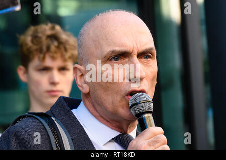 London, Großbritannien. 26. Februar 2019. Chris Williamson, MP für Derby North bringt Unterstützung von der Labour Party für ausgelagerte Arbeitnehmer, die vor allem Migranten, die an einem Tag der Aktion und koordinierten Streik von Mitgliedern der UVW, IWGB, und die BEIS PCS Zweig, die an das Ministerium der Justiz, Abteilung für Wirtschaft, Energie und industrielle Strategie und der Universität von London. Der Protest außerhalb der BEIS für die London als Lohn und forderte ein Ende der Auslagerung und der Unsicherheit, der Diskriminierung und der niedrigen Lohn Outsourcing verursacht. Credit: Peter Marschall/Alamy leben Nachrichten Stockfoto