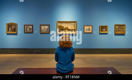 National Gallery, London, UK. 27 Feb, 2019. Gemälde von boilly Louis-Léopold zeigen das Leben in politisch turbulenten Paris während der Französischen Revolution, der Napoleonischen Ära und anschließende Wiederherstellung der Monarchie. Mitglied der National Gallery Personal sitzt vor dem Gemälde von Boilly. Credit: Malcolm Park/Alamy leben Nachrichten Stockfoto
