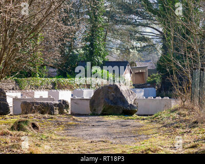 Wirksworth, Derbyshire Dales, UK. 27. Feb 2019. Konkrete Bausteine auf dem Parkplatz platziert Wirksworth Beauty Spot in Besitz von wirksworth Stadt Rates (Arbeit) nach Derbyshire Dales District Council (konservativ) auf einem Standortwechsel BRT Reisenden Camp zu umstrittenen Land neben Stoney Holz, Wirksworth, Derbyshire Dales gestimmt zu schützen. Wirksworth Stadtrat Suchen Rechtliche Hinweise die Bäume zu Testen & schützen, seltene Orchideen und andere Wildtiere in und um diesen Anblick von besonderem wissenschaftlichen Interesse. Quelle: Doug Blane/Alamy leben Nachrichten Stockfoto