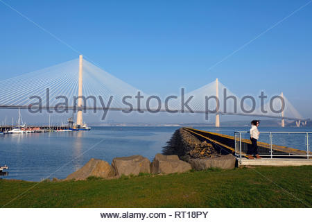 South Queensferry, Vereinigtes Königreich. 27. Februar 2019. Ungewöhnlich milden Wetter mit Sonnenschein am Port Edgar Marina mit Blick auf die Forth Bridges. Quelle: Craig Brown/Alamy leben Nachrichten Stockfoto