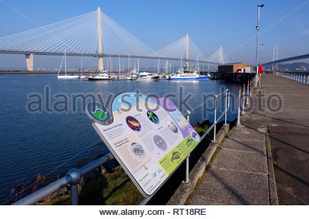 South Queensferry, Vereinigtes Königreich. 27. Februar 2019. Ungewöhnlich milden Wetter mit Sonnenschein am Port Edgar Marina mit Blick auf die Forth Bridges. Quelle: Craig Brown/Alamy leben Nachrichten Stockfoto