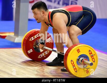 Fuzhou, Provinz Fujian in China. 27 Feb, 2019. Ryunosuke Mochida von Japan konkurriert bei den Männern weightlifting 109 kg Veranstaltung in 2019 IWF World Cup & Qualifikation für die Olympischen Spiele 2020 in Tokio in Fuzhou, Provinz Fujian im Südosten Chinas, Feb 27, 2019. Credit: Wei Peiquan/Xinhua/Alamy leben Nachrichten Stockfoto