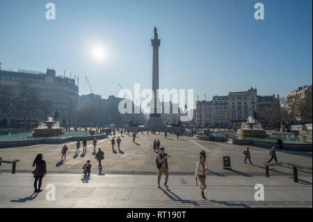 Westminster, London, Großbritannien. 27. Februar, 2019. Frühlingssonne in Central London mit wolkenlosem Himmel. Nach einem kalten Morgen, am frühen Morgen Sonne erwärmt Trafalgar Square. Credit: Malcolm Park/Alamy Leben Nachrichten. Stockfoto