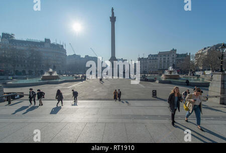 Westminster, London, Großbritannien. 27. Februar, 2019. Frühlingssonne in Central London mit wolkenlosem Himmel. Nach einem kalten Morgen, am frühen Morgen Sonne erwärmt Trafalgar Square. Credit: Malcolm Park/Alamy Leben Nachrichten. Stockfoto