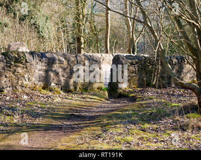 Wirksworth, Derbyshire Dales, UK. 27. Feb 2019. Konkrete Bausteine auf dem Parkplatz platziert Wirksworth Beauty Spot in Besitz von wirksworth Stadt Rates (Arbeit) nach Derbyshire Dales District Council (konservativ) auf einem Standortwechsel BRT Reisenden Camp zu umstrittenen Land neben Stoney Holz, Wirksworth, Derbyshire Dales gestimmt zu schützen. Wirksworth Stadtrat Suchen Rechtliche Hinweise die Bäume zu Testen & schützen, seltene Orchideen und andere Wildtiere in und um diesen Anblick von besonderem wissenschaftlichen Interesse. Quelle: Doug Blane/Alamy leben Nachrichten Stockfoto