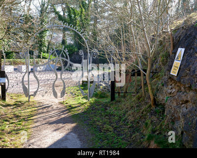 Wirksworth, Derbyshire Dales, UK. 27. Feb 2019. Konkrete Bausteine auf dem Parkplatz platziert Wirksworth Beauty Spot in Besitz von wirksworth Stadt Rates (Arbeit) nach Derbyshire Dales District Council (konservativ) auf einem Standortwechsel BRT Reisenden Camp zu umstrittenen Land neben Stoney Holz, Wirksworth, Derbyshire Dales gestimmt zu schützen. Wirksworth Stadtrat Suchen Rechtliche Hinweise die Bäume zu Testen & schützen, seltene Orchideen und andere Wildtiere in und um diesen Anblick von besonderem wissenschaftlichen Interesse. Quelle: Doug Blane/Alamy leben Nachrichten Stockfoto